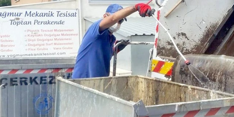 ÇÖP KONTEYNERLERİ TEK TEK İLAÇLANDI